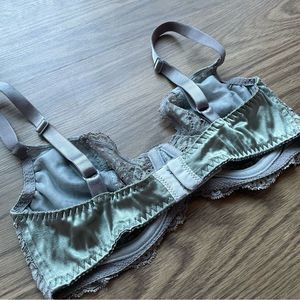 Silver Satin Victoria’s Secret vtg Underwire Bra